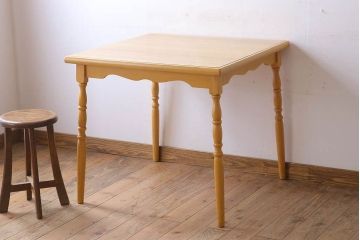中古　飛騨家具　柏木工　明るい木味のスクエアダイニングテーブル