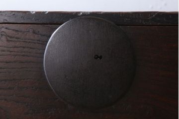 アンティーク家具　和製アンティーク　前面欅材製!丸金具付きの古い重ね衣装箪笥