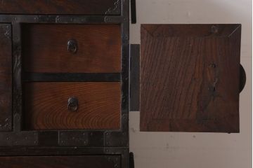 アンティーク家具　和製アンティーク　前面欅材製!丸金具付きの古い重ね衣装箪笥