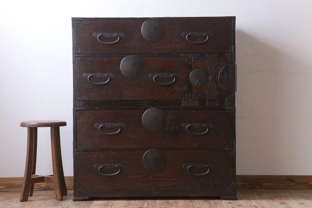 アンティーク家具　和製アンティーク　前面欅材製!丸金具付きの古い重ね衣装箪笥