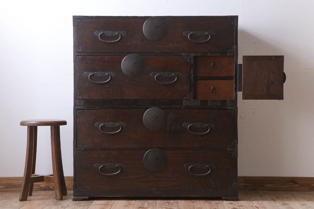 アンティーク家具　和製アンティーク　前面欅材製!丸金具付きの古い重ね衣装箪笥