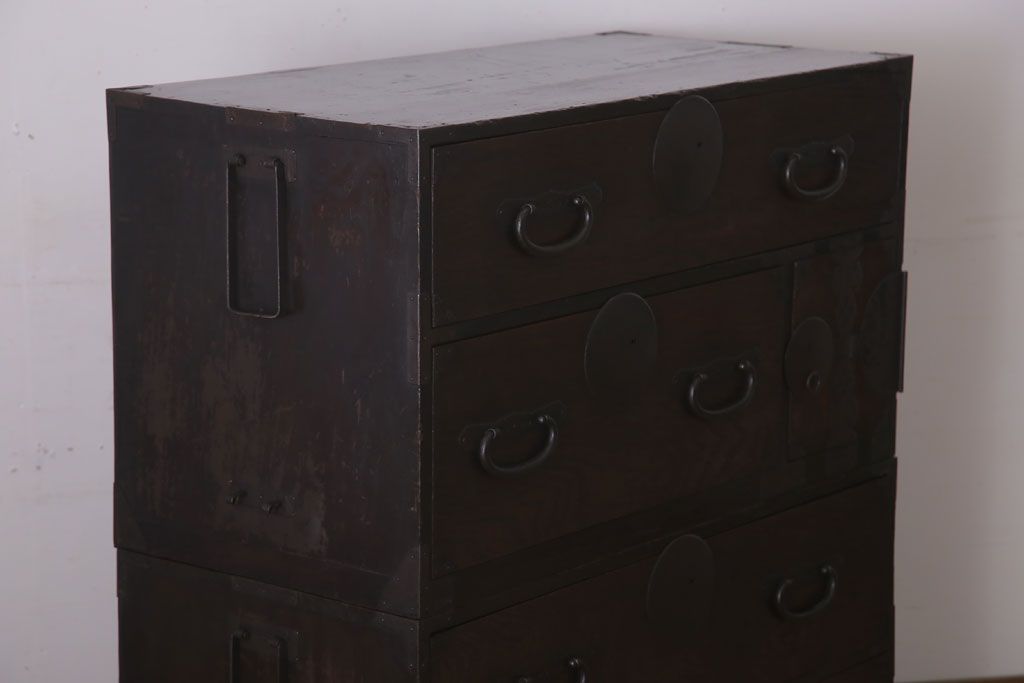 アンティーク家具　和製アンティーク　前面欅材製!丸金具付きの古い重ね衣装箪笥
