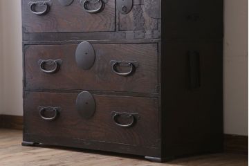 アンティーク家具　和製アンティーク　前面欅材製!丸金具付きの古い重ね衣装箪笥