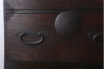 アンティーク家具　和製アンティーク　前面欅材製!丸金具付きの古い重ね衣装箪笥