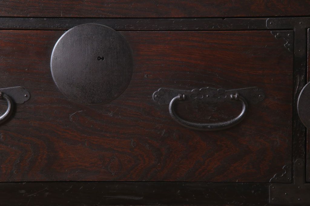 アンティーク家具　和製アンティーク　前面欅材製!丸金具付きの古い重ね衣装箪笥