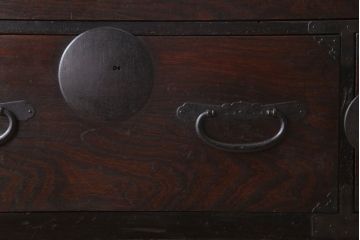 アンティーク家具　和製アンティーク　前面欅材製!丸金具付きの古い重ね衣装箪笥