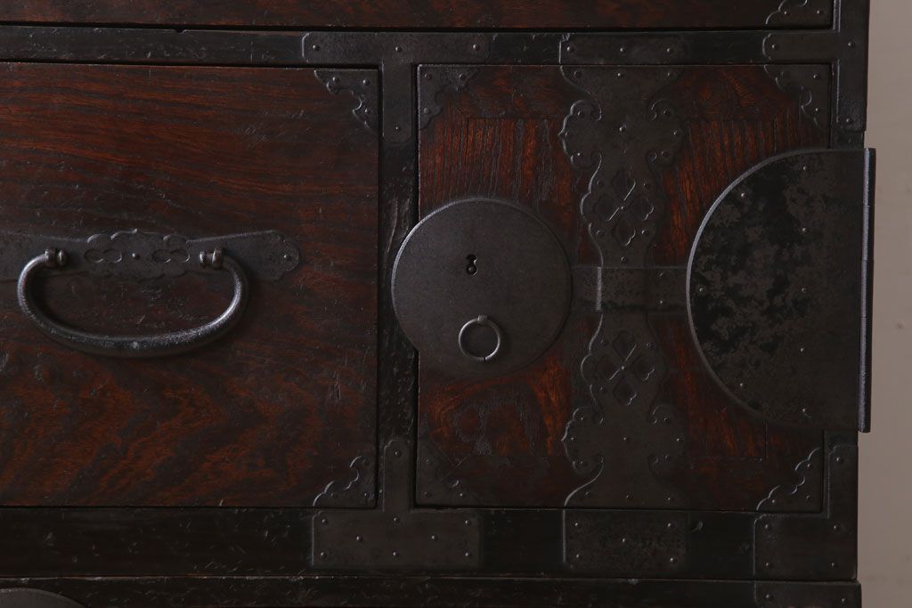 アンティーク家具　和製アンティーク　前面欅材製!丸金具付きの古い重ね衣装箪笥