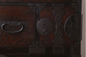 アンティーク家具　和製アンティーク　前面欅材製!丸金具付きの古い重ね衣装箪笥