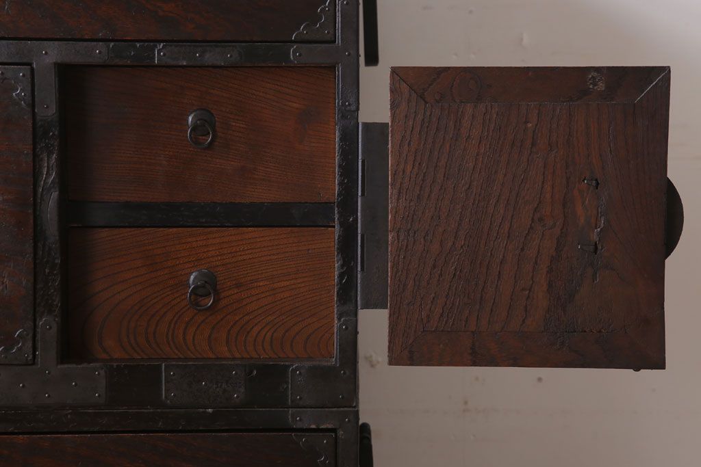 アンティーク家具　和製アンティーク　前面欅材製!丸金具付きの古い重ね衣装箪笥
