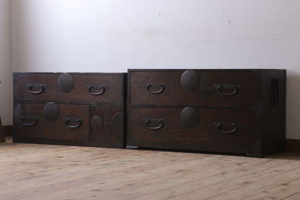 アンティーク家具　和製アンティーク　前面欅材製!丸金具付きの古い重ね衣装箪笥