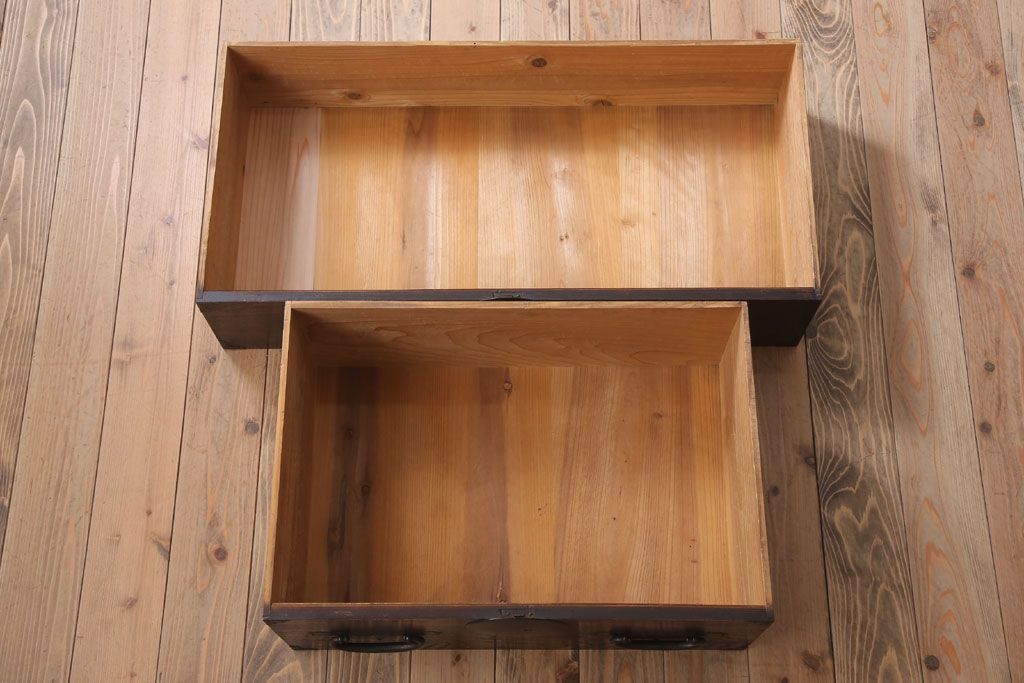 アンティーク家具　和製アンティーク　前面欅材製!丸金具付きの古い重ね衣装箪笥