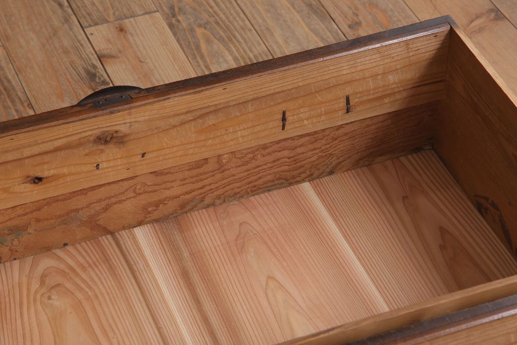 アンティーク家具　和製アンティーク　前面欅材製!丸金具付きの古い重ね衣装箪笥