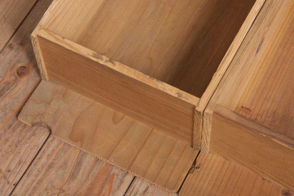 アンティーク家具　和製アンティーク　前面欅材製!丸金具付きの古い重ね衣装箪笥