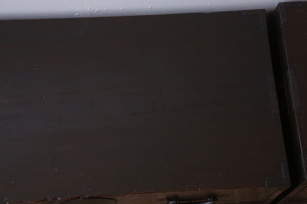 アンティーク家具　和製アンティーク　前面欅材製!丸金具付きの古い重ね衣装箪笥