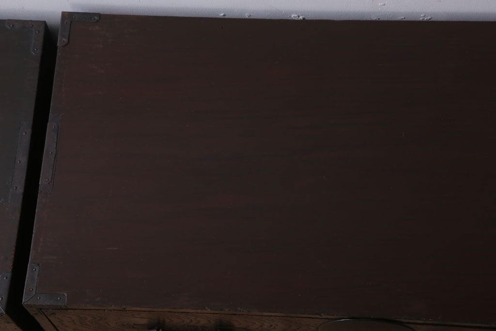 アンティーク家具　和製アンティーク　前面欅材製!丸金具付きの古い重ね衣装箪笥