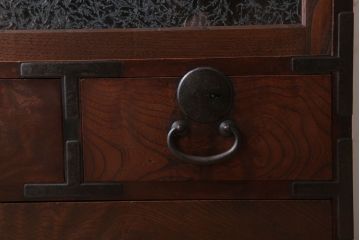 アンティーク家具　前面欅・側面栗材　大正期　結霜ガラス入りアンティークローボード(収納棚)