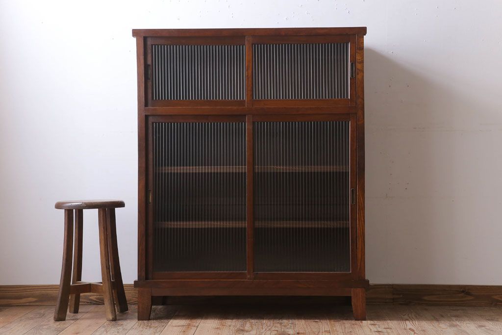 アンティーク家具　モールガラス　脚付き!古い木製のシンプルな収納棚(キャビネット)