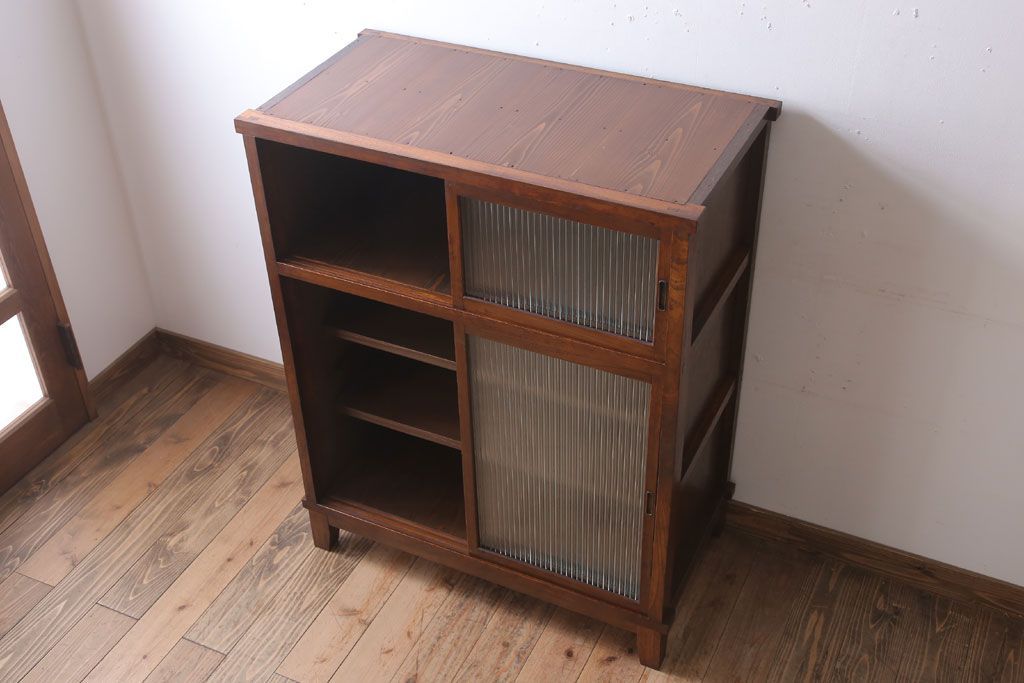 アンティーク家具　モールガラス　脚付き!古い木製のシンプルな収納棚(キャビネット)
