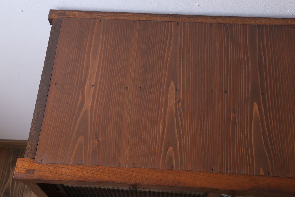 アンティーク家具　モールガラス　脚付き!古い木製のシンプルな収納棚(キャビネット)