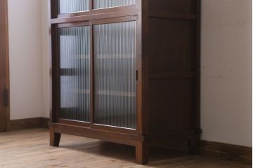 アンティーク家具　モールガラス　脚付き!古い木製のシンプルな収納棚(キャビネット)