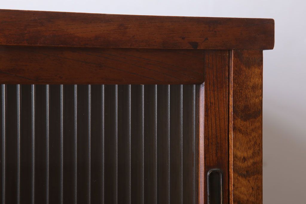 アンティーク家具　モールガラス　脚付き!古い木製のシンプルな収納棚(キャビネット)