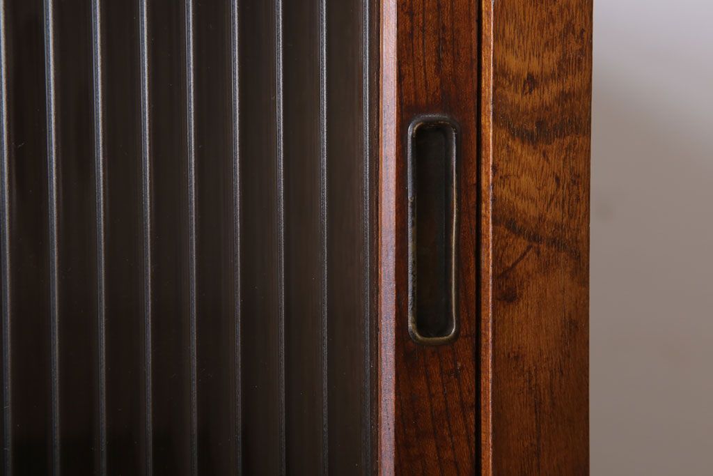 アンティーク家具　モールガラス　脚付き!古い木製のシンプルな収納棚(キャビネット)