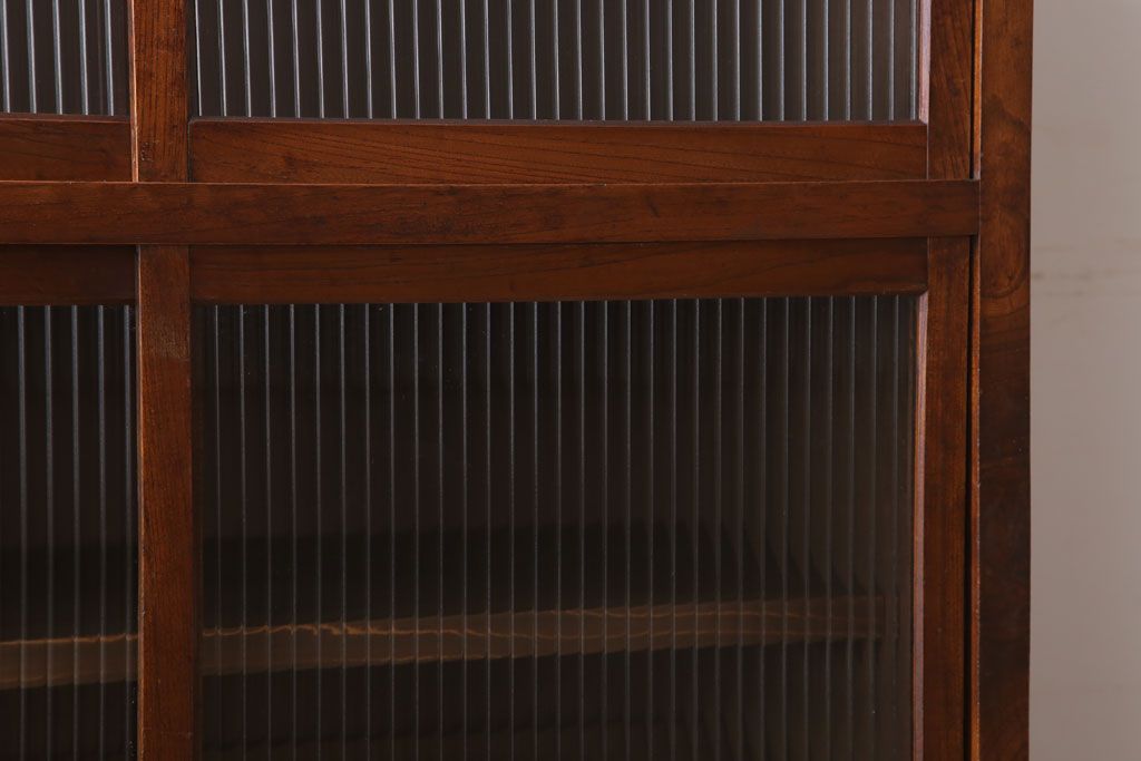 アンティーク家具　モールガラス　脚付き!古い木製のシンプルな収納棚(キャビネット)