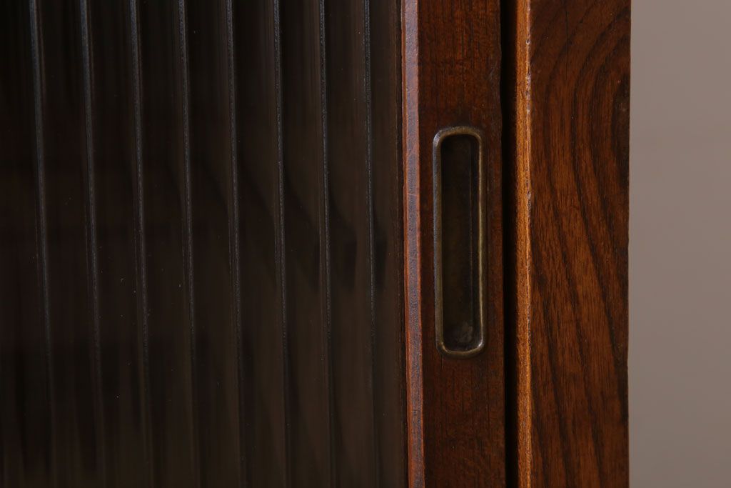 アンティーク家具　モールガラス　脚付き!古い木製のシンプルな収納棚(キャビネット)