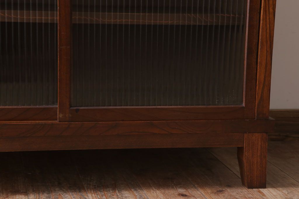 アンティーク家具　モールガラス　脚付き!古い木製のシンプルな収納棚(キャビネット)