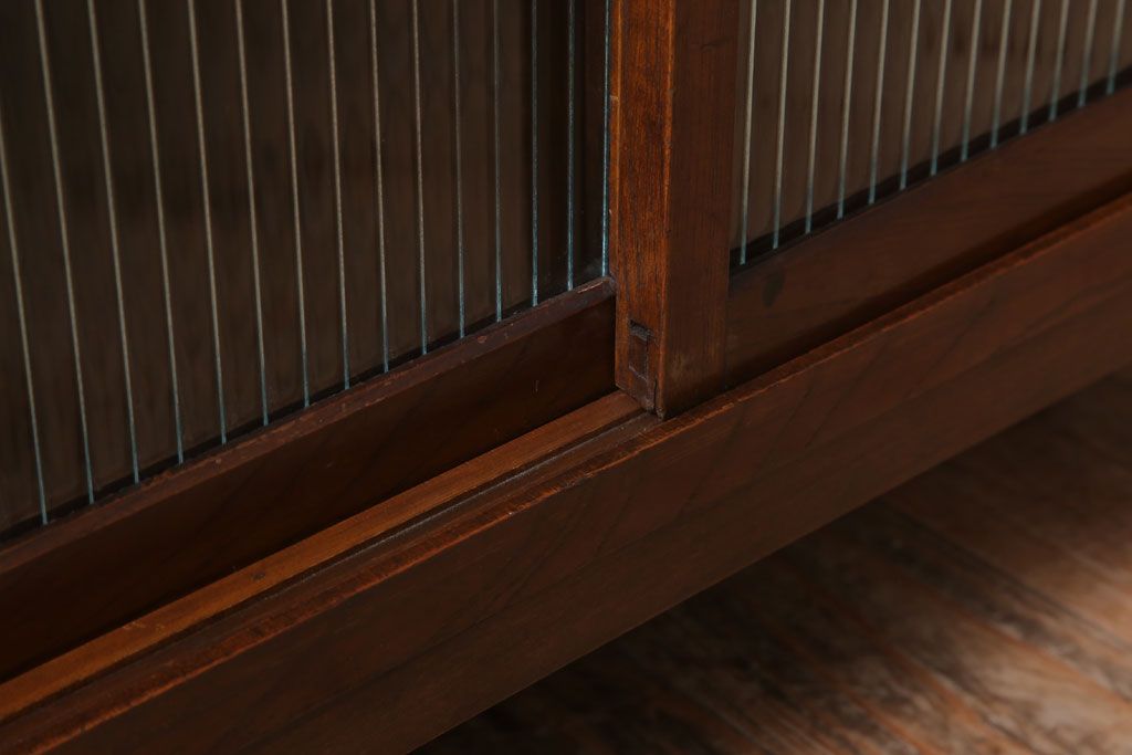 アンティーク家具　モールガラス　脚付き!古い木製のシンプルな収納棚(キャビネット)