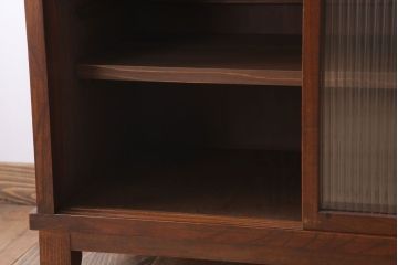 アンティーク家具　モールガラス　脚付き!古い木製のシンプルな収納棚(キャビネット)