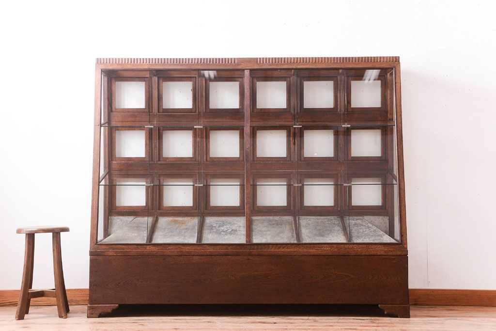 レトロ家具　古い商店の昭和レトロな引き出し付きガラスケース(陳列ケース・マス目棚)