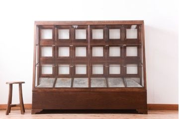 レトロ家具　古い商店の昭和レトロな引き出し付きガラスケース(陳列ケース・マス目棚)