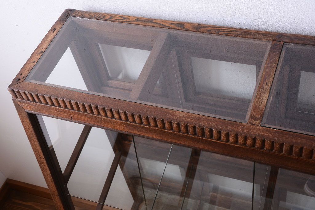 レトロ家具　古い商店の昭和レトロな引き出し付きガラスケース(陳列ケース・マス目棚)