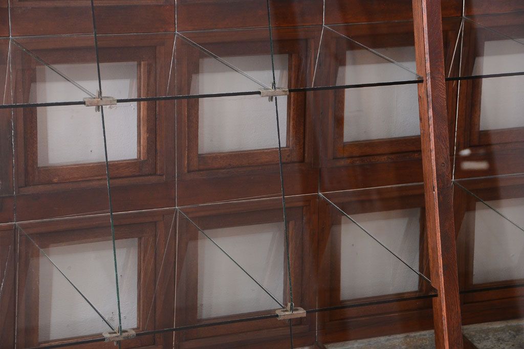レトロ家具　古い商店の昭和レトロな引き出し付きガラスケース(陳列ケース・マス目棚)