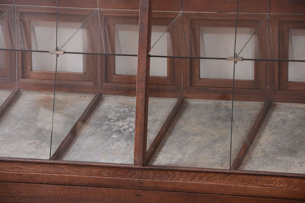 レトロ家具　古い商店の昭和レトロな引き出し付きガラスケース(陳列ケース・マス目棚)