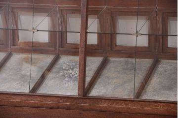 レトロ家具　古い商店の昭和レトロな引き出し付きガラスケース(陳列ケース・マス目棚)