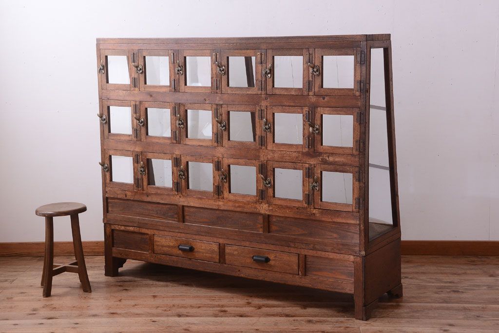 レトロ家具　古い商店の昭和レトロな引き出し付きガラスケース(陳列ケース・マス目棚)