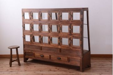 レトロ家具　古い商店の昭和レトロな引き出し付きガラスケース(陳列ケース・マス目棚)