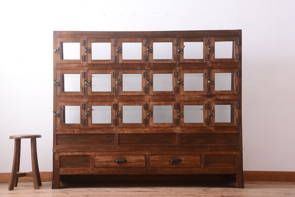 レトロ家具　古い商店の昭和レトロな引き出し付きガラスケース(陳列ケース・マス目棚)