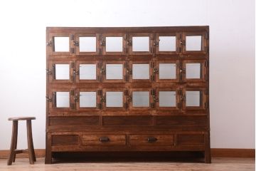 レトロ家具　古い商店の昭和レトロな引き出し付きガラスケース(陳列ケース・マス目棚)