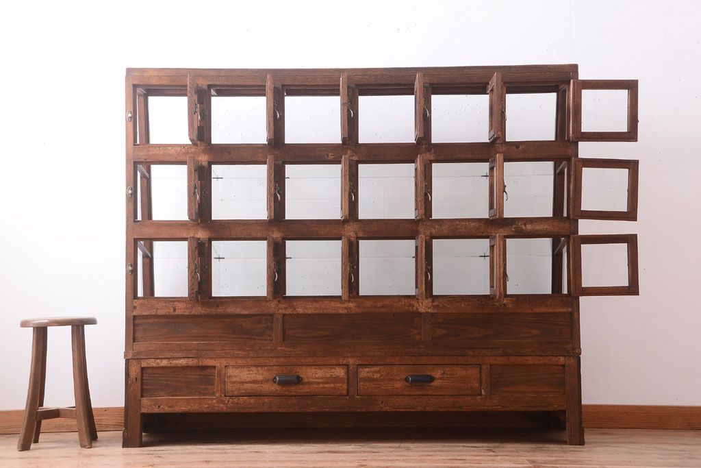 レトロ家具　古い商店の昭和レトロな引き出し付きガラスケース(陳列ケース・マス目棚)