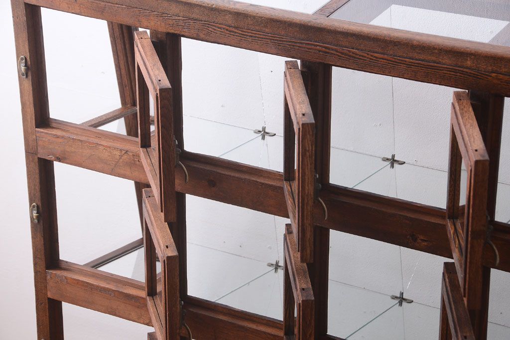 レトロ家具　古い商店の昭和レトロな引き出し付きガラスケース(陳列ケース・マス目棚)