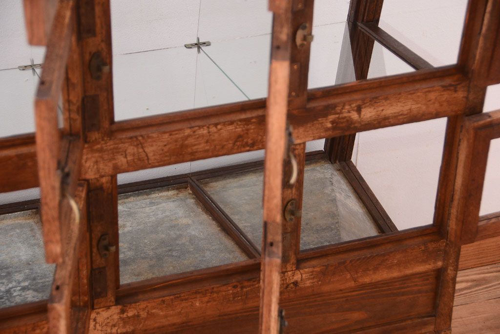 レトロ家具　古い商店の昭和レトロな引き出し付きガラスケース(陳列ケース・マス目棚)