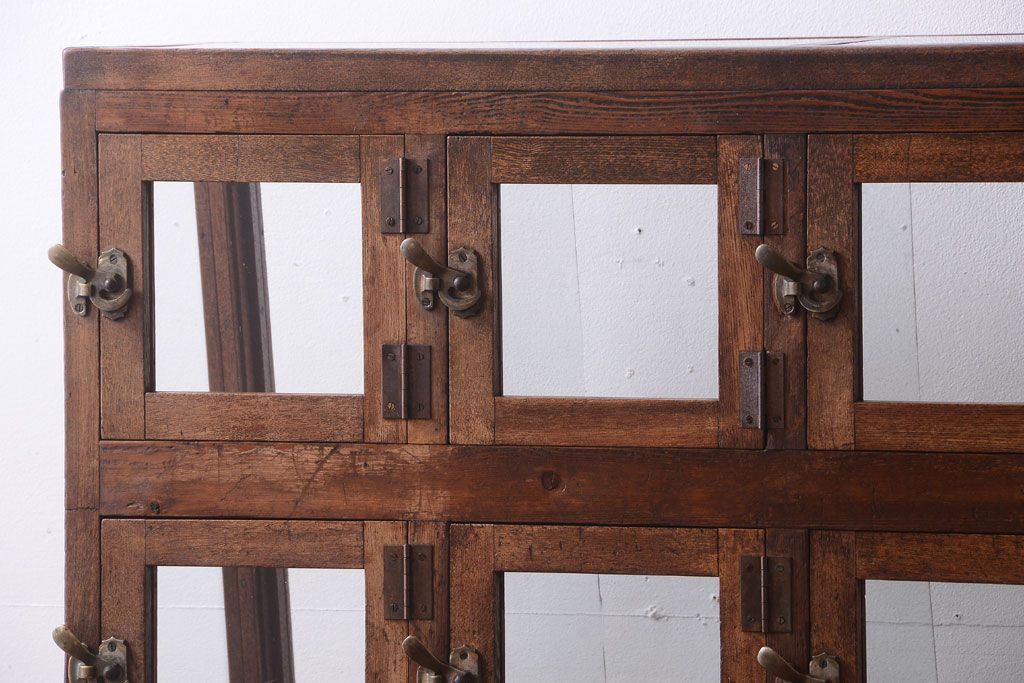 レトロ家具　古い商店の昭和レトロな引き出し付きガラスケース(陳列ケース・マス目棚)