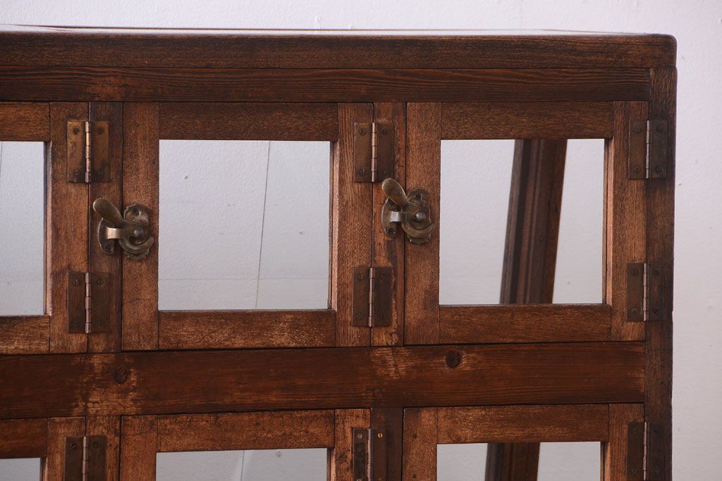 レトロ家具　古い商店の昭和レトロな引き出し付きガラスケース(陳列ケース・マス目棚)