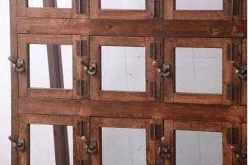 レトロ家具　古い商店の昭和レトロな引き出し付きガラスケース(陳列ケース・マス目棚)