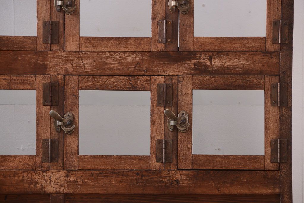 レトロ家具　古い商店の昭和レトロな引き出し付きガラスケース(陳列ケース・マス目棚)