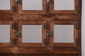 レトロ家具　古い商店の昭和レトロな引き出し付きガラスケース(陳列ケース・マス目棚)