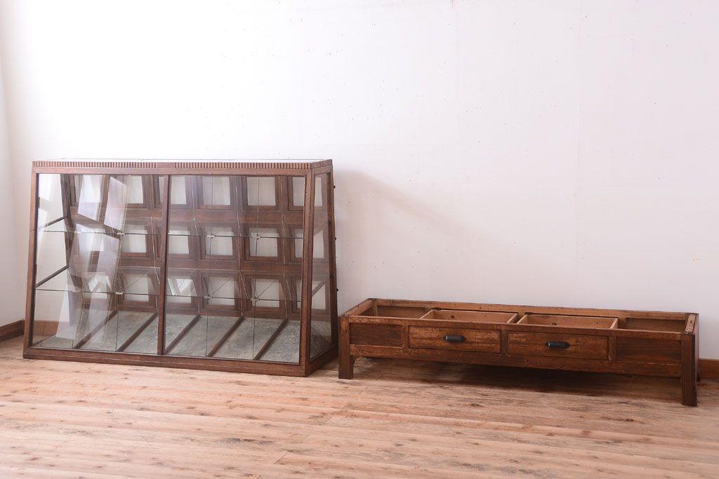 レトロ家具　古い商店の昭和レトロな引き出し付きガラスケース(陳列ケース・マス目棚)